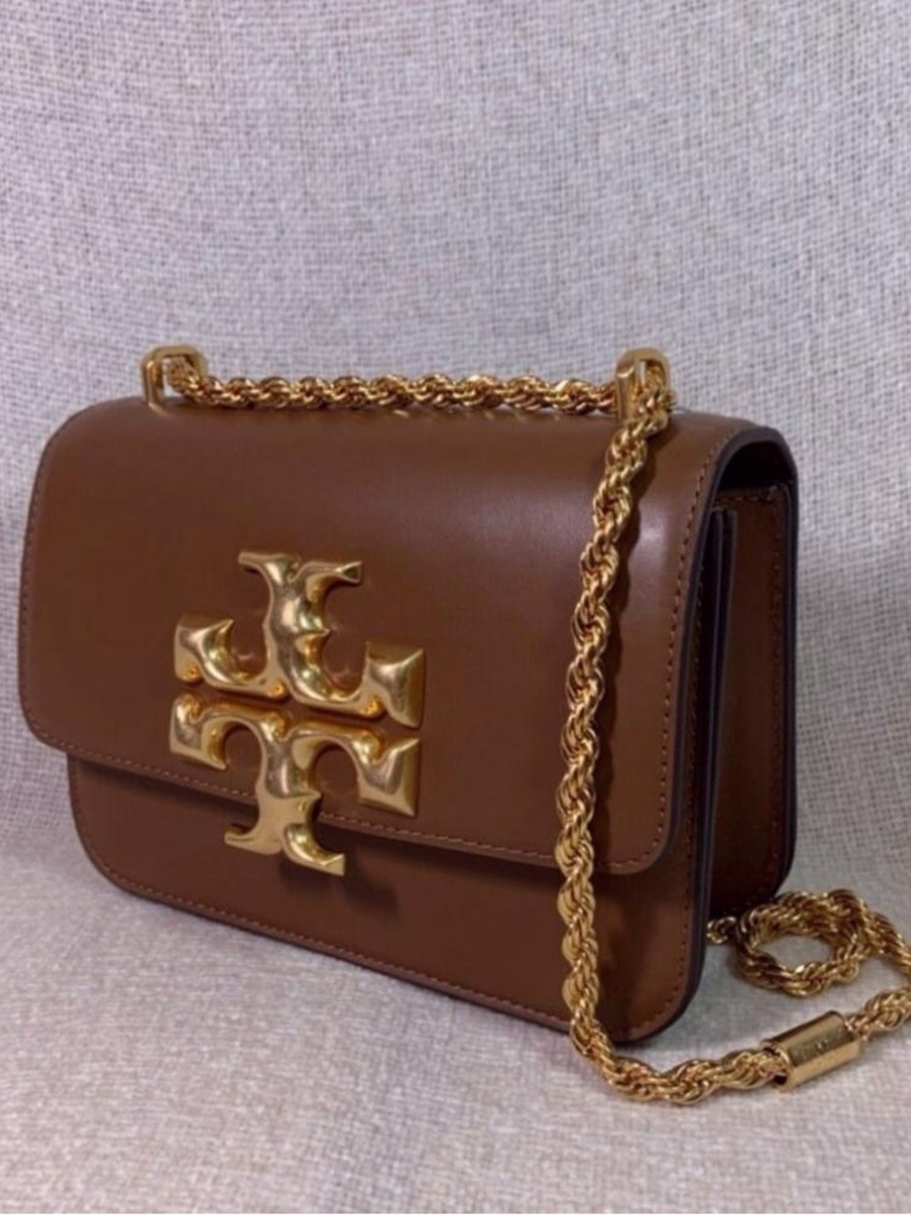 Tory Burch Eleanor Bag, Classic Tan Color & Stylish Gold Chain Strap - Picture 5 of 8